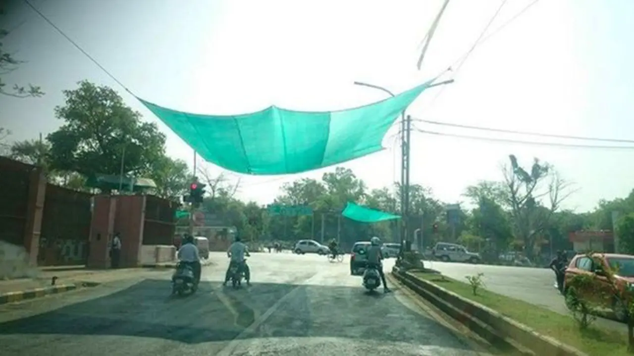 Usir Panas, Lampu Merah di India Kini Dipasangi Jaring