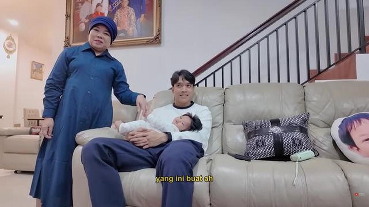 9 Potret Ruang TV Rumah Haji Faisal dan Mama Fuji, Nyaman untuk Kumpul Keluarga