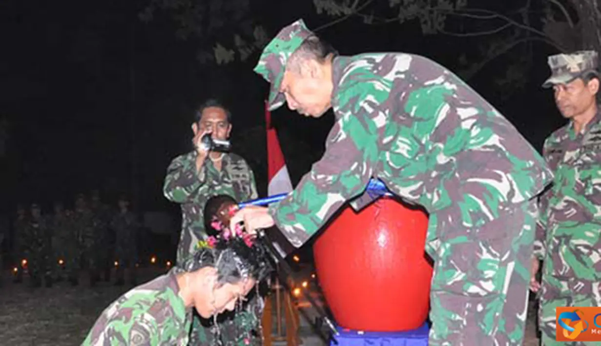 Citizen6, Surabaya: Danpusdik Intel Kolonel Laut (E) Jalasena Satriyawirya, pada acara malam pengantar tugas 41 siswa Intelijen Maritim TNI AL, di Gedung Wira Winasis Indra Waskitha, Pusdikintel, Ujung, Surabaya, Rabu (1/8). (Pengirim: Penkobangdikal).