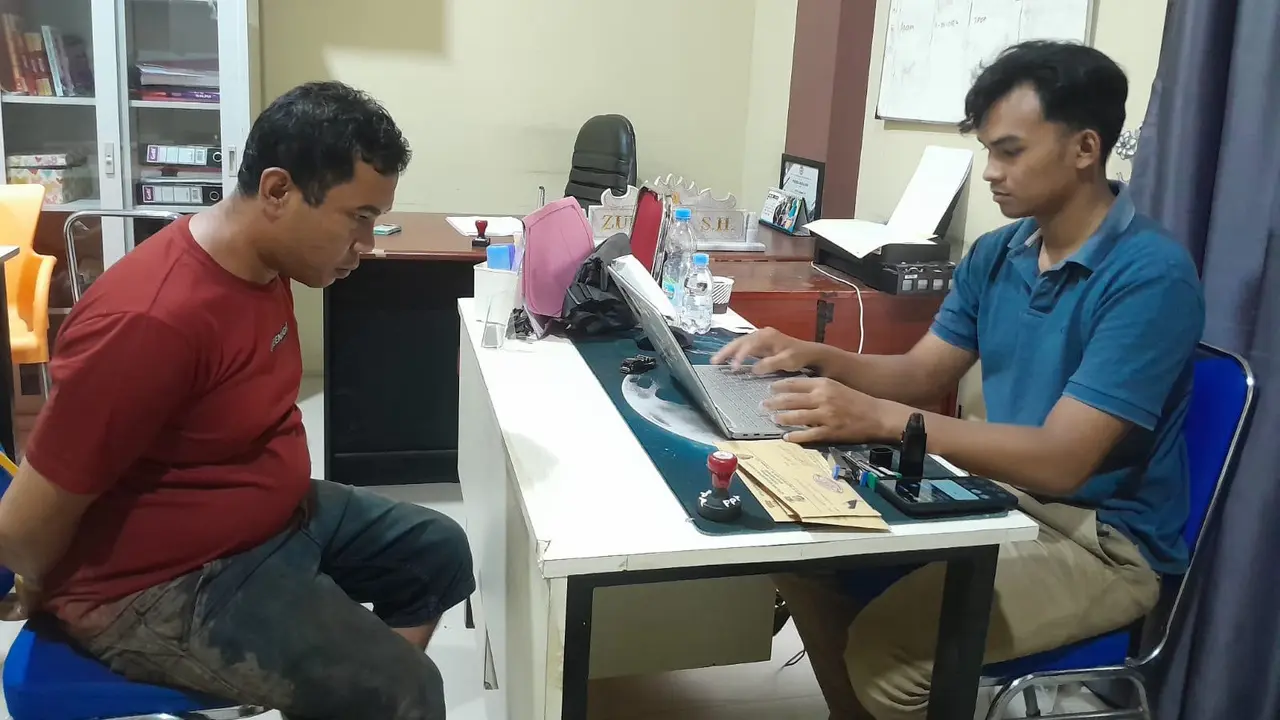 Pria yang aniaya istrinya menggunakan pisau karena lama dibukakan pintu sepulang kerja diamankan polisi di Pringsewu, Lampung