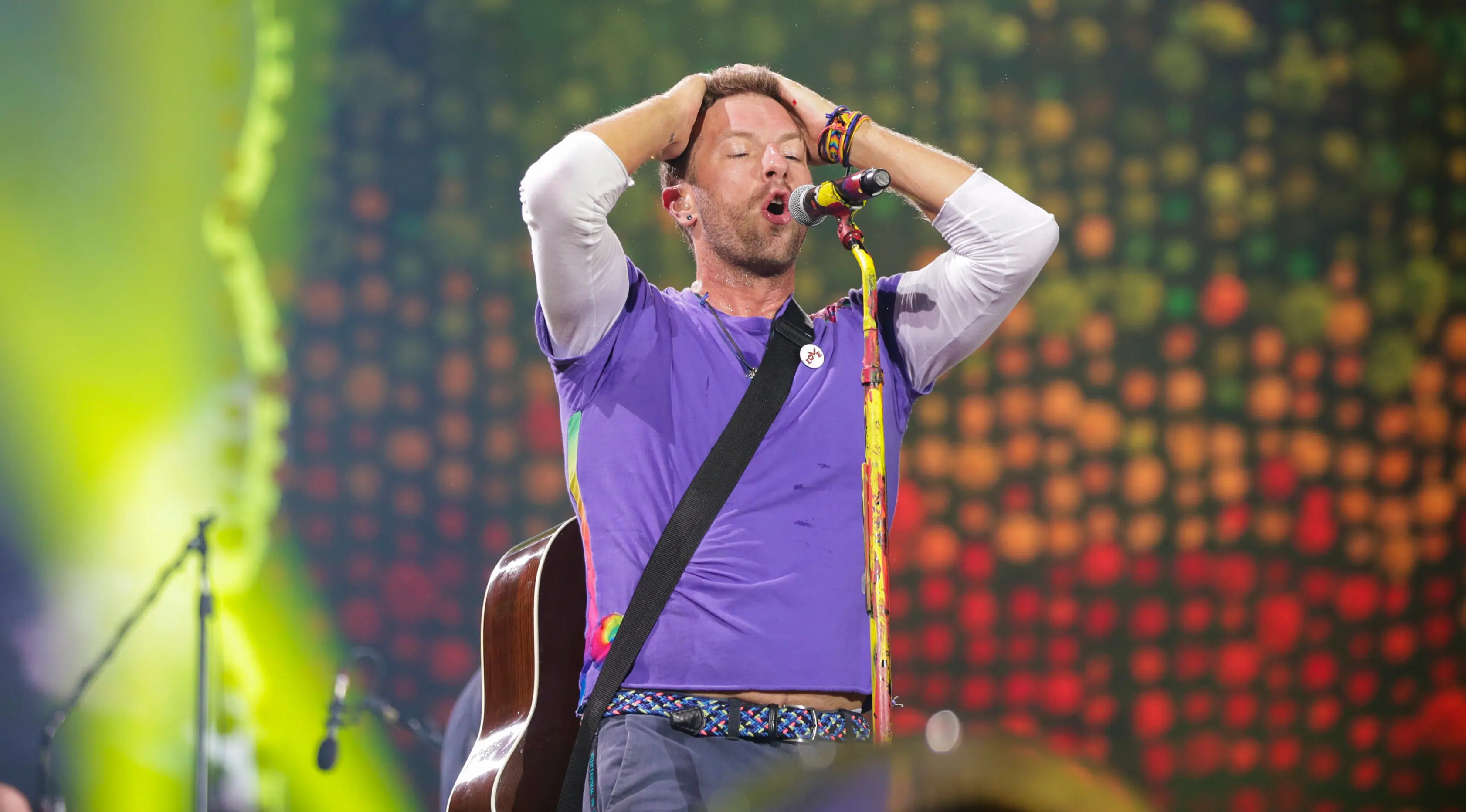Aksi panggung Vokalis grup band Coldplay, Chris Martin saat menghibur para penonton di Lapangan FedEx di Landover, Md, AS (6/8). (Photo by Brent N. Clarke/Invision/AP)