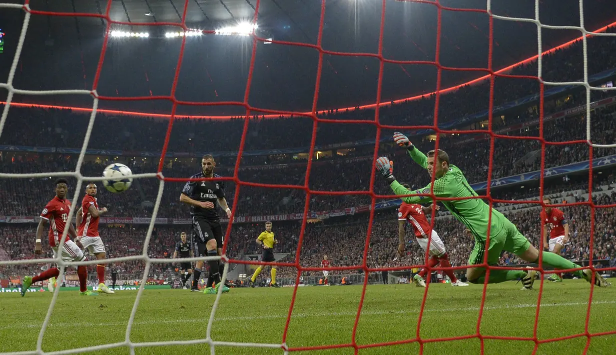 Kiper Bayern Munchen, Manuel Neuer, gagal menghalau bola yang masuk ke gawangnya. Real Madrid menciptakan 11 tendangan ke arah gawang sementara Bayern Munchen hanya menghasilkan dua tendangan yang tepat sasaran. (AFP/Lluis Gene)