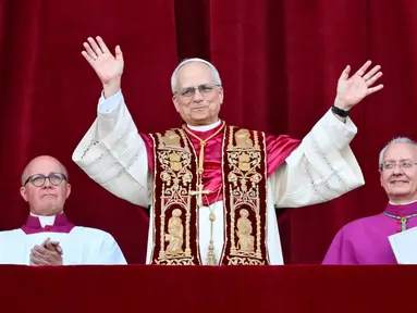 Paus Leo XIV yang baru terpilih, Robert Francis Prevost melambaikan tangan dari balkon loggia pusat utama Basilika Santo Petrus untuk pertama kalinya, setelah para kardinal mengakhiri konklaf, di Vatikan, pada 8 Mei 2025 waktu setempat. (Alberto PIZZOLI/AFP)