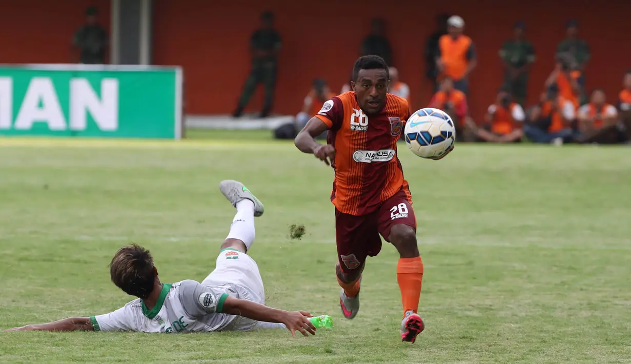 Pemain Borneo FC, Terens Puhiri, melewati hadangan pemain Surabaya United, Putu Gede, pada babak 8 besar Piala Jenderal Sudirman di Stadion Maguwoharjo, Sleman, Minggu (13/12/2015). (Bola.com/Nick Hanoatubun)