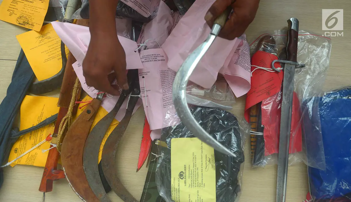 Polisi menunjukkan barang bukti senjata tajam saat rilis Operasi Cipta Kondisi jelang Asian Games 2018 di Polda Metro Jaya, Jakarta, Jumat (13/7). (Merdeka.com/Imam Buhori)