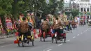 Sejumlah tukang becak mengangkut tamu undangan pernikahan putri Presiden Jokowi, Kahiyang Ayu dan Bobby Nasution menuju Gedung Graha Saba Buana, Solo, Rabu (8/11). (Liputan6.com/Angga Yuniar)
