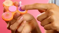 Ternyata fidget spinner berhasil menginspirasi sebuah produk kecantikan dengan bentuk lip balm. (Foto: Instagram/@glamspinner)