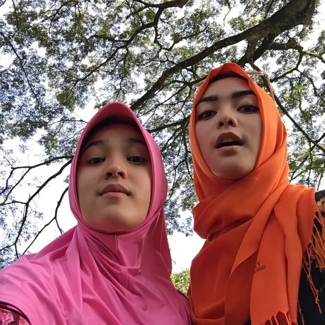 6 Potret Lawas Cut Syifa Bareng Pemain Tukang Bubur Naik Haji, Kompak