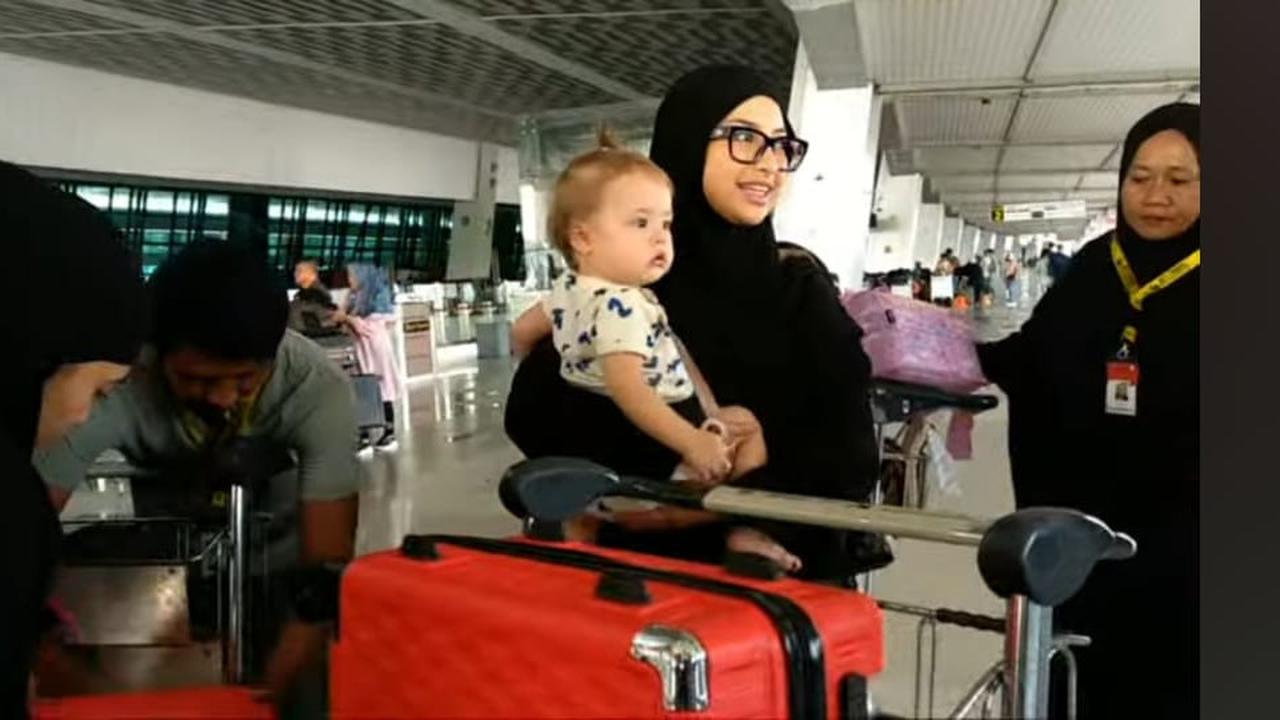 Potret Jennifer Coppen Berangkat Umrah Bareng Baby Kamari, Akan Lakukan Badal Umrah Untuk Alm Dali Wassink