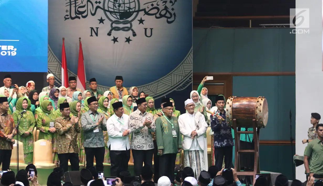 Presiden Joko Widodo atau Jokowi memukul bedug saat membuka Harlah ke-93 NU di Jakarta, Kamis (31/1). Jokowi didampingi Menko Polhukam Wiranto, Menag Lukman Hakim Saifuddin, Menpora Imam Nahrawi serta Seskab Pramono Anung. (Liputan6.com/Angga Yuniar)