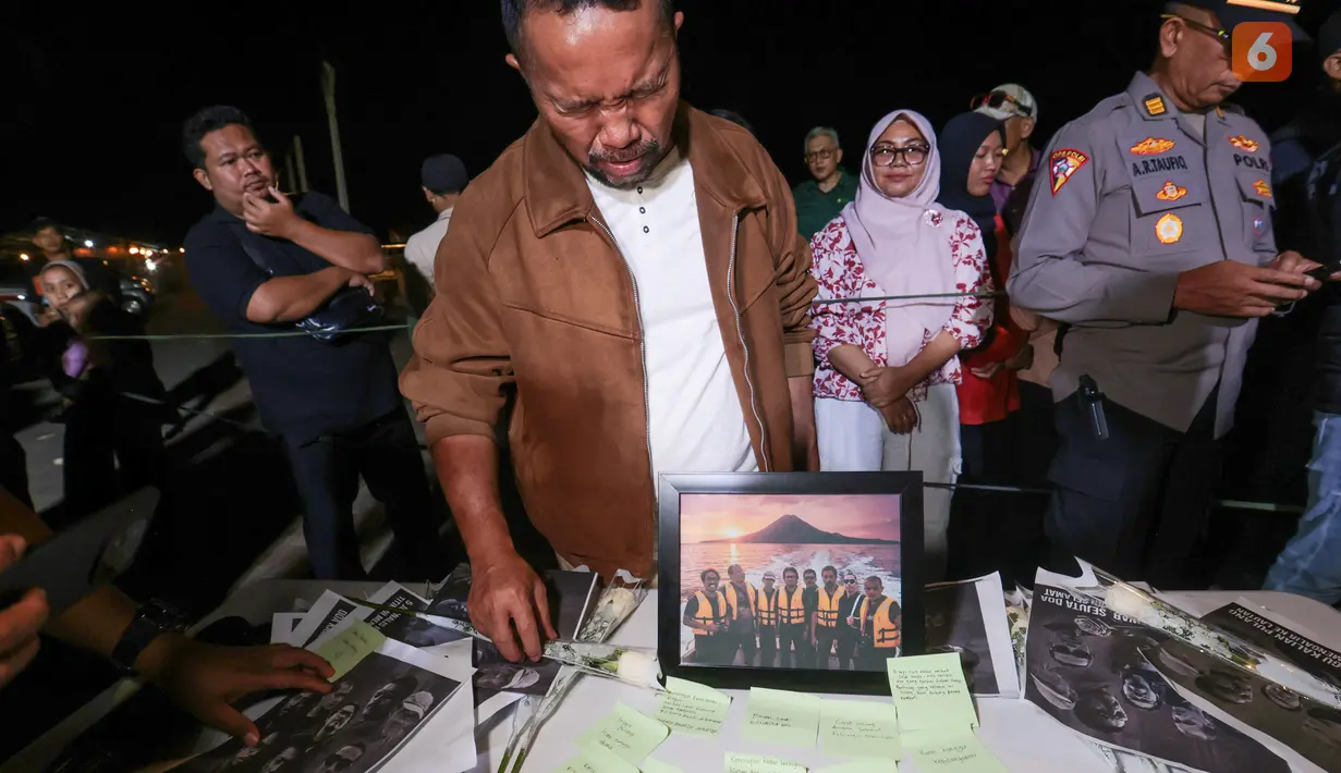 Direktur Konten KLY Wens Manggut larut dalam suasana haru saat mengikuti angan berbareng di pinggir dermaga Carita, Pandeglang, Banten, Kamis (17/9/2026). Doa berbareng tersebut dipanjatkan untuk lima wartawan dan tiga kru kapal Arupadhatu 1 nan lenyap kontak di perairan Selat Sunda. (KLY/Budy Santoso)