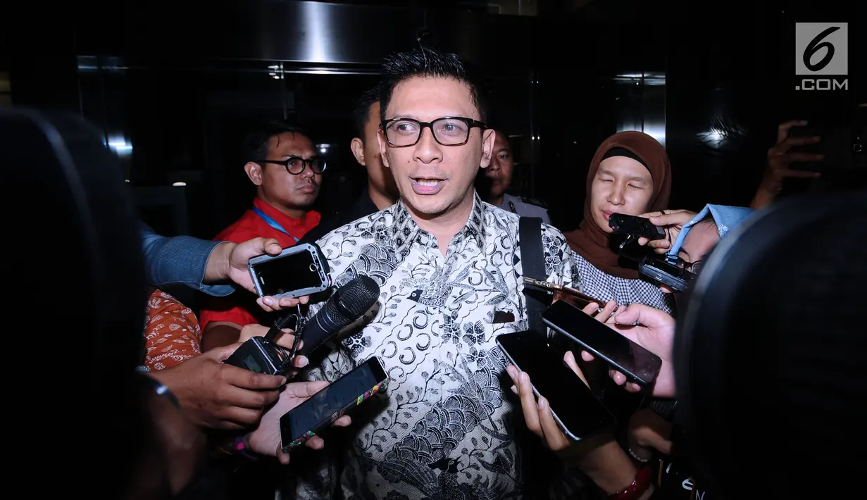 Direktur Utama Hotel Ijen Suites Iwan Budianto menjawab pertanyaan usai diperiksa KPK, Jakarta, Rabu (11/10). Iwan selaku diperiksa sebagai saksi dugaan suap pengadaan barang dan jasa di lingkungan Pemkot Batu TA 2017. (Liputan6.com/Helmi Fithriansyah)