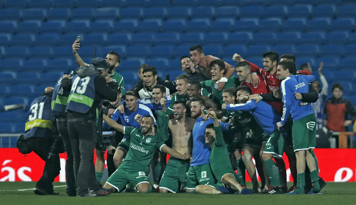 Para pemain Leganes merayakan keberhasilan mencapai semifinal usai mengalahkan Real Madrid pada perempat final Copa del Rey di Santiago Bernabeu stadium, Madrid, (24/1/2018). Leganes menang 2-1. (AP/Francisco Seco)