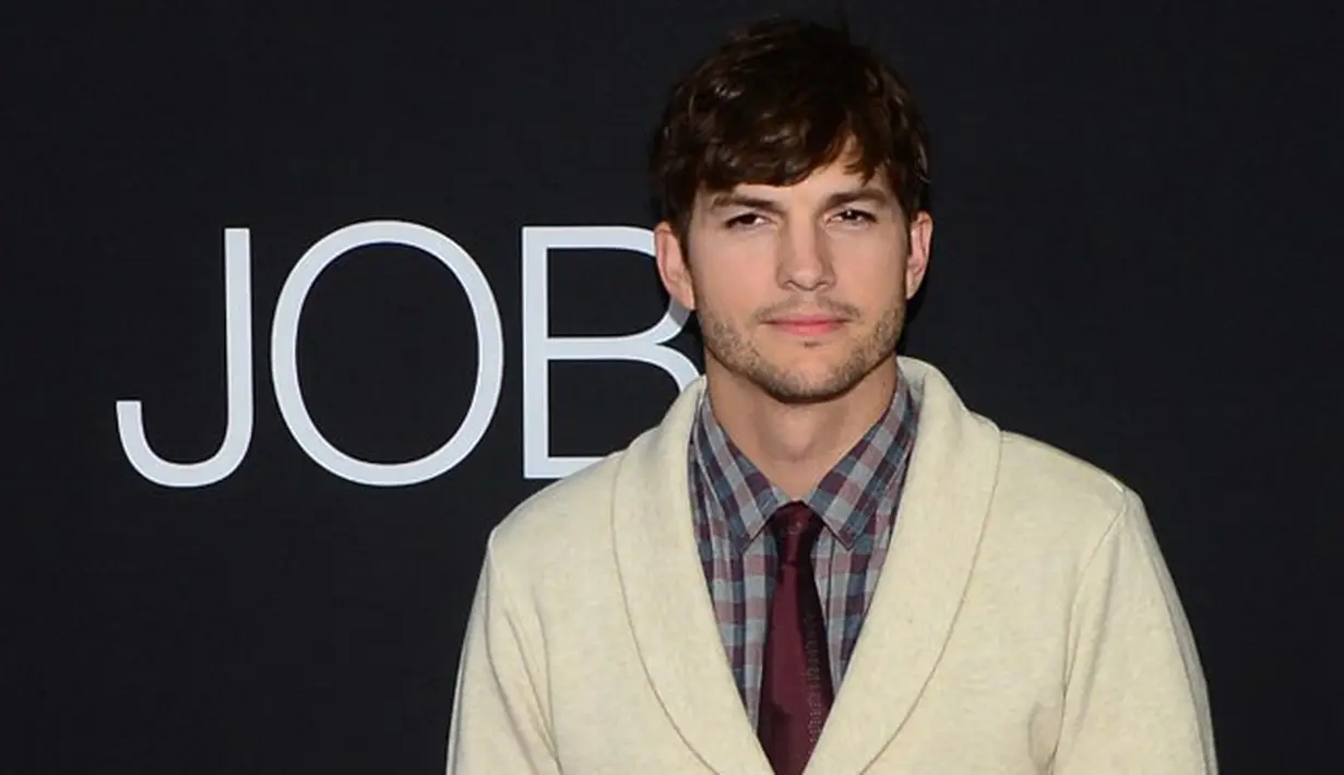 Menjadi bahan perbincangan publik bukan hal yang aneh lagi bagi para selebriti, termasuk Ashton Kutcher. Suami Mila Kunis ini belum lama diterpa isu tak sedap, yakni dikabarkan berselingkuh dari sang istri. (AFP/Bintang.com)