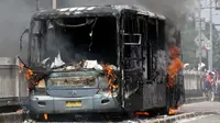 Bus Transjakarta Keluarkan Api di Depan PLN Gambir