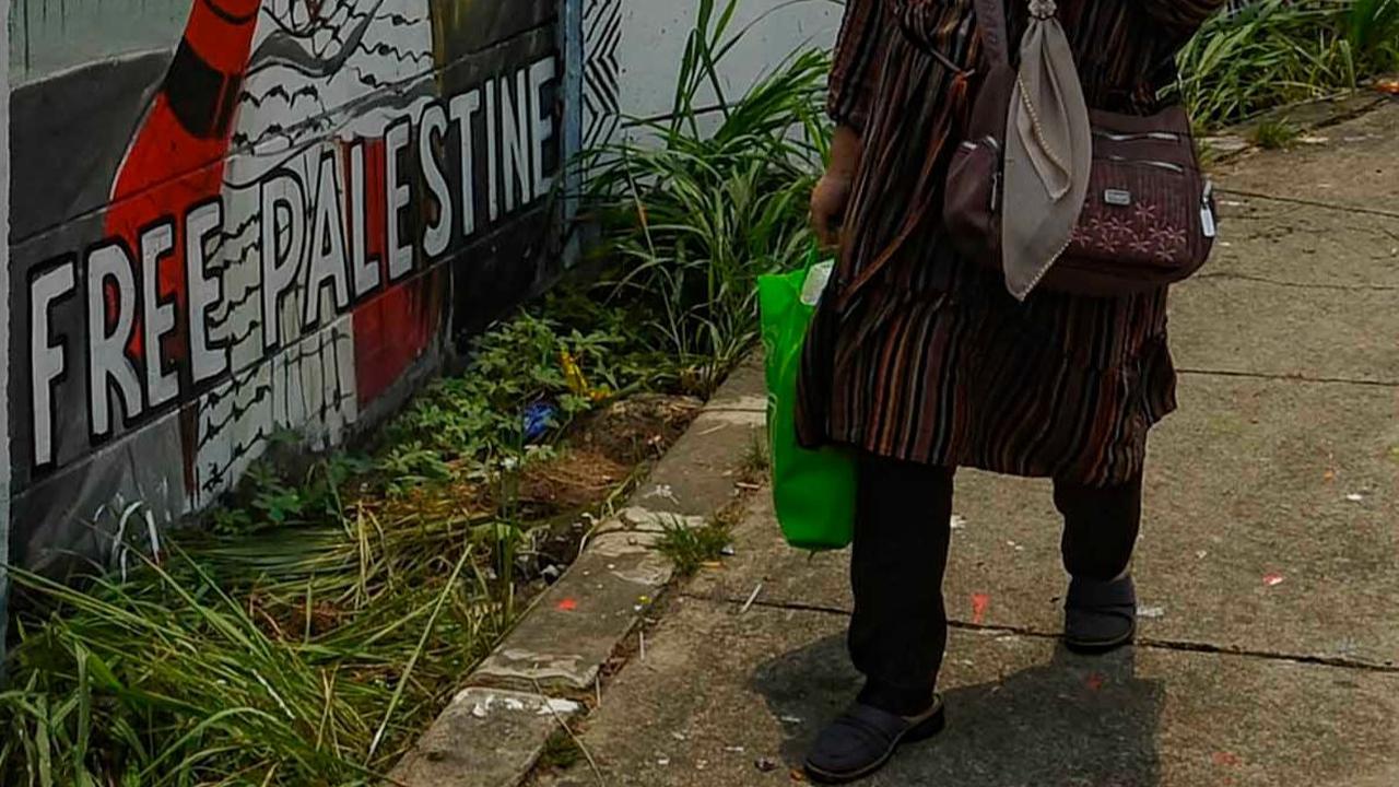 Dukungan untuk Palestina tak hanya datang dari aksi-aksi damai yang digelar di pusat kota, tetapi juga menggema lewat warna-warni lukisan pada tembok atau mural.&nbsp;Merdeka.com/Arie Basuki
