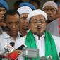Pimpinan FPI, Muhammad Rizieq Shihab memberi keterangan usai menjalani pemeriksaan di Bareskrim, Jakarta, Rabu (23/11). Pemeriksaan beragendakan melengkapi berkas sebelumnya di tingkat penyelidikan. (Liputan6.com/Immanuel Antonius)