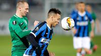 Striker Inter Milan, Lautaro Martinez berebut bola dengan pemain Ludogorets, Anton Nedyalkov dalam leg pertama 32 besar Liga Europa di Huvepharma Arena, Kamis (20/2/2020). Inter Milan sukses membawa pulang kemenangan usai mengalahkan tuan rumah Ludogorets 2-0. (AP/Vadim Ghirda)