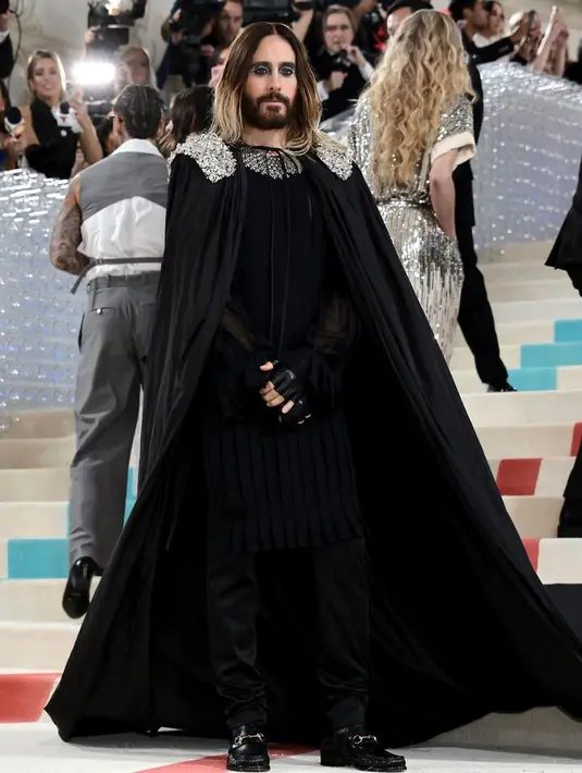 Jared Leto dan Doja Cat nyentrik cosplay ala kucing Karl Lagerfeld di Met Gala 2023. (Foto: Instagram/justjared).