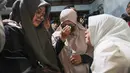 Tangis keluarga pecah saat mendengar keputusan penghentian operasi pencarian lima jurnalis dan tiga kru kapal Arupadhatu 1 di Posko SAR Nasional Carita, Pandeglang, Banten, Kamis (17/9/2026). Operasi SAR dihentikan setelah pencarian selama sepuluh hari belum menemukan tanda keberadaan delapan orang tersebut. (KLY/Budy Santoso)