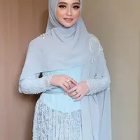 Ega memasangkan kebayanya dengan kain batik dan hijab warna biru muda senada. [@adamwedding.id/@eganoviantika_98]