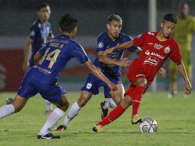 Bek Persija Jakarta, Ilham Rio Fahmi (kanan) berusaha melewati pemain PSIS Semarang dalam laga pekan kedua BRI Liga 1 2021/2022 di Indomilk Arena, Tangerang, Minggu (12/9/2021). Kedua tim bermain imbang 2-2. (Foto: Bola.Com/M. Iqbal Ichsan)