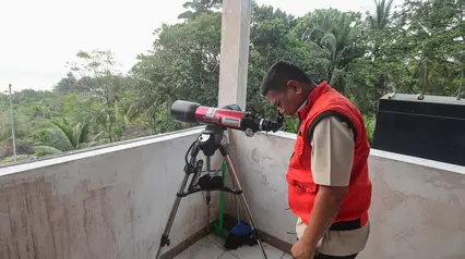 Kesibukan Petugas Pantau Gunung Anak Krakatau dari Pos Pengamatan