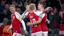 Pemain Denmark Joakim Maehle (kanan) merayakan gol dengan rekan satu timnya saat melawan Austria pada pertandingan Grup F kualifikasi Piala Dunia 2022 di Kopenhagen, Denmark, Selasa (12/10/2021). Denmark menang 1-0. (Liselotte Sabroe/Ritzau Scanpix/AFP)