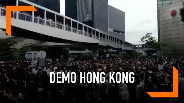 Ribuan warga Hong Kong kembali melakukan demonstrasi menolak rencana disahkannya rancangan undang-undang ekstradisi yang baru. Mereka memblokade jalanan di depan gedung dewan legislatif.