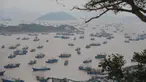 Kapal-kapal penangkap ikan berangkat dari Pelabuhan Shipu di Ningbo, Provinsi Zhejiang, China, 16 September 2020Kapal-kapal penangkap ikan berangkat dari sejumlah pelabuhan di Provinsi Zhejiang pada Rabu (16/9) siang waktu setempat. (Xinhua/Zhang Peijian)