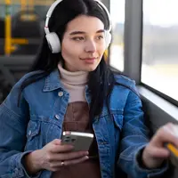 potret perempuan&nbsp;di dalam bus sambil menatap jendela/copyright&nbsp;freepik.com/freepik