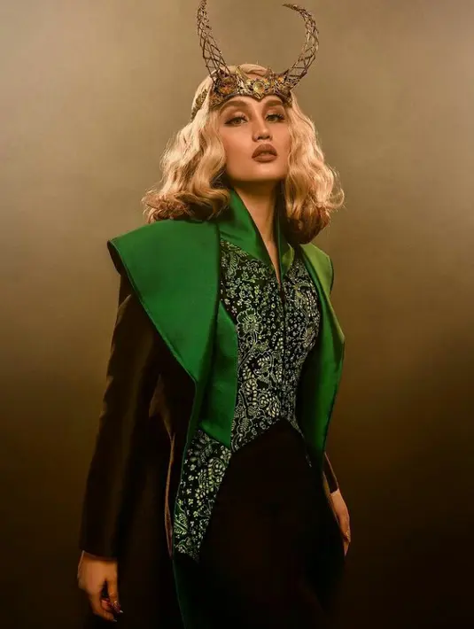Terinspirasi dari serial Marvel Studios ‘Loki’. Cinta Laura tampil fierce bergaya bak Lady Loki pada pemotretan terbaru yang diabadikan oleh fotografer Rio Motret dan pengarah gaya Erich Al Amin. (FOTO:Instagram/claurakiehl).