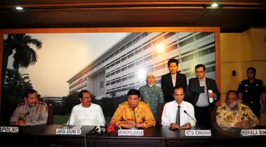 Menkopolhukam bersama Kapolri, Jaksa Agung, Komnas HAM dan Kepala BIN menggelar konferensi pers terkait pertemuan tertutup yang membahas pelanggaran HAM berat masa lalu di Kejaksaan Agung, Jakarta, Selasa (21/4/2015). (Liputan6.com/Yoppy Renato)