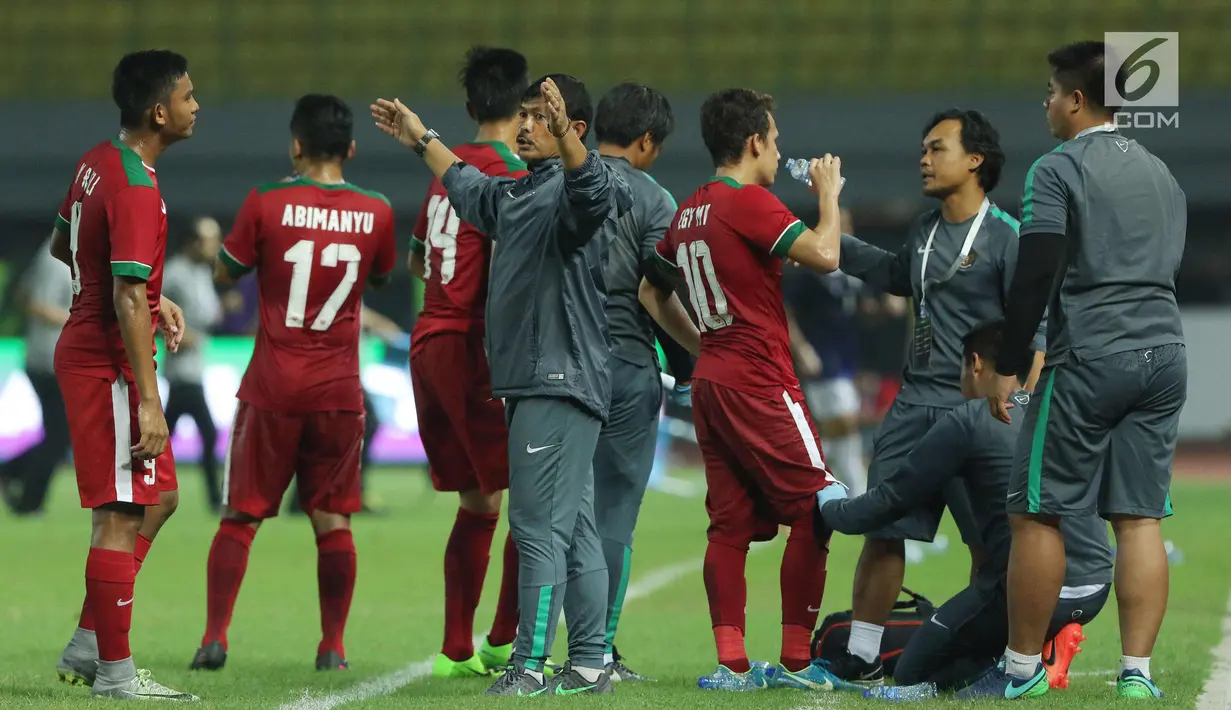 Pelatih Timnas Indonesia U-19, Indra Sjafri (tengah) memberi arahan saat melawan Kamboja U-19 pada laga persahabatan di Stadion Patriot Candrabhaga, Bekasi, Rabu (4/10). Indonesia U-19 unggul 2-0. (Liputan6.com/Helmi Fithriansyah)