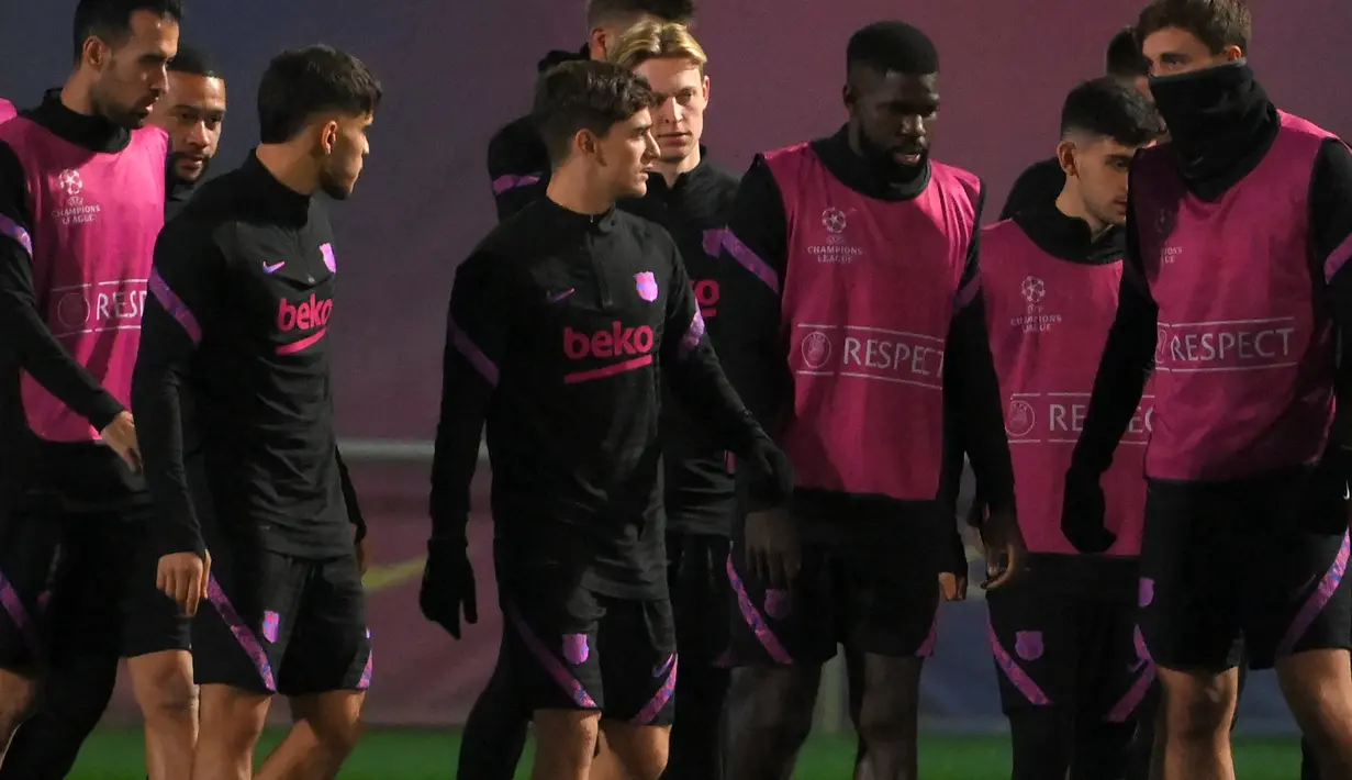 Para pemain Barcelona mengambil bagian dalam sesi latihan di stadion Camp Nou di Barcelona, Spanyol (22/11/2021). Barcelona akan bertanding melawan Benfica pada Grup E Liga Champions di Camp Nou. (AFP/Gen Lluis)