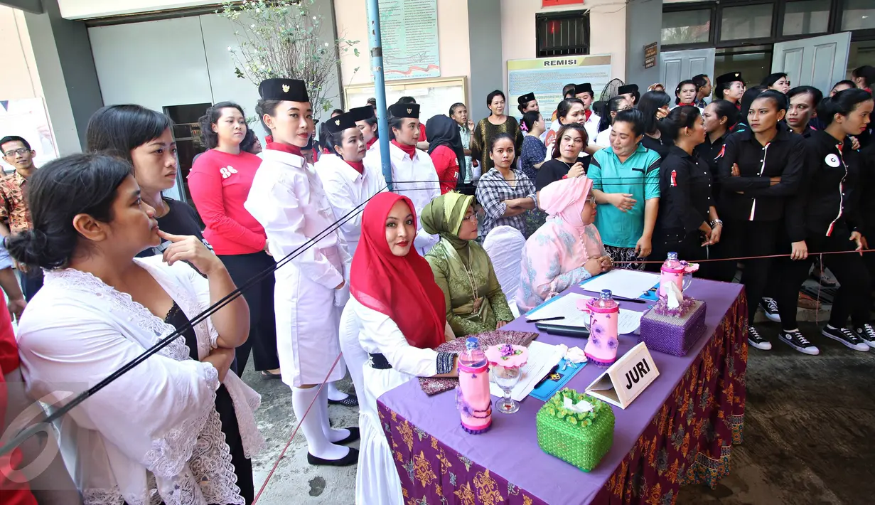 Terpidana kasus suap wisma atlet Angelina Sondakh  menjadi juri dalam acara lomba fashion show kebaya di Rutan Pondok Bambu, Jakarta, (21/4). Angelina Sondakh menjadi juri dalam lomba yang diikuti oleh sejumlah narapidana. (Liputan6.com/Immanuel Antonius)