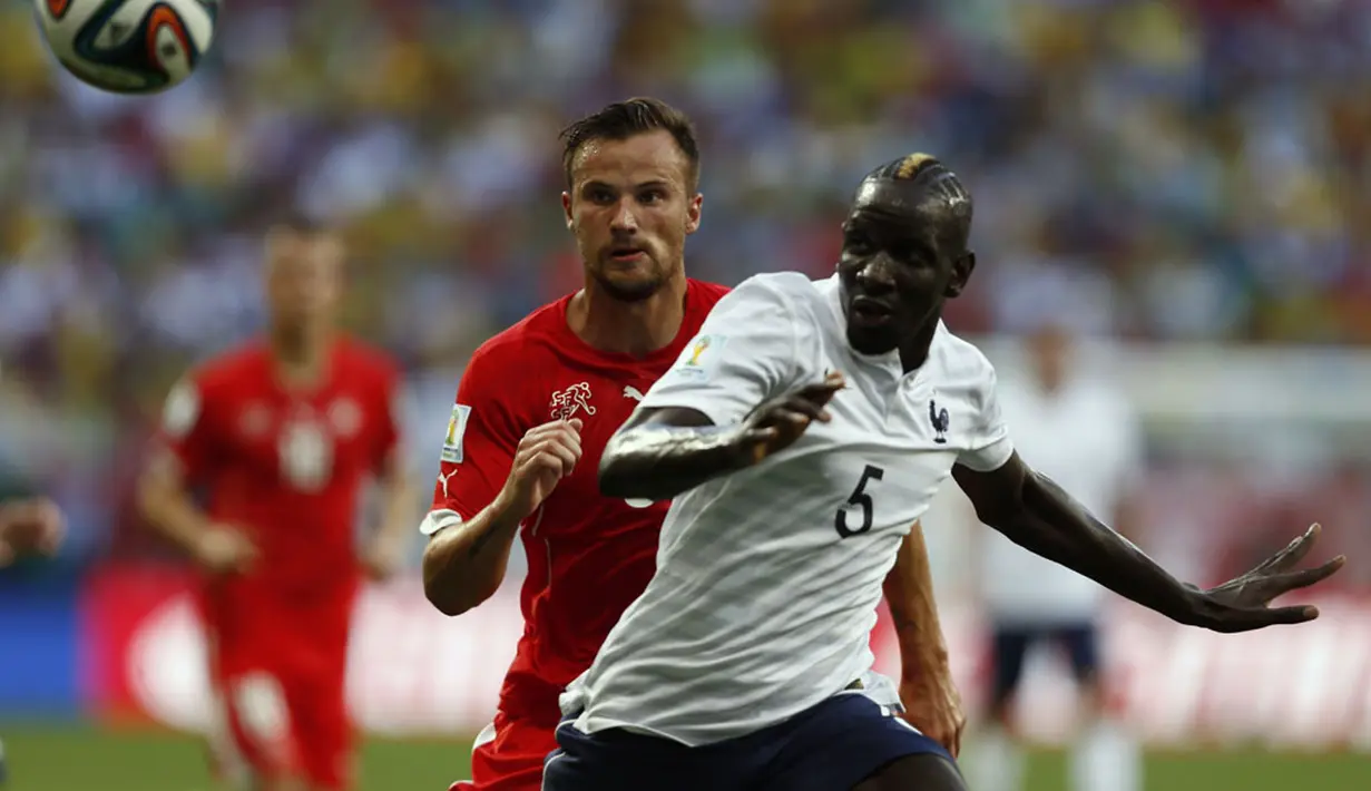 Mamadou Sakho (Perancis - kanan) mencoba menghalangi pergerakan pemain depan Timnas Swiss, Haris Seferovic, saat berlaga di babak penyisihan Piala Dunia 2014 Grup E di Stadion Fonte Nova, Salvador, Brasil, (21/6/2014). (REUTERS/Marcos Brindicci)