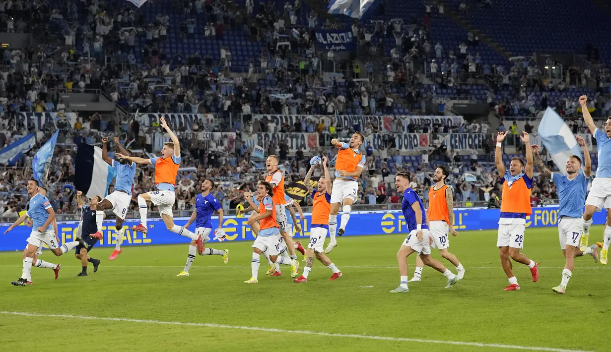 Para pemain Lazio melakukan selebrasi usai pertandingan melawan AS Roma pada lanjutan Liga Serie A Italia di Stadion Olimpiade Roma, Senin (27/9/2021). Lazio menang tipis atas Roma dengan skor 3-2. (AP  Photo/Andrew Medichini)
