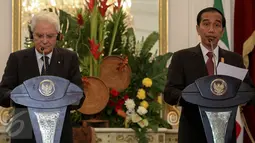 Presiden Joko Widodo dan Presiden Italia Sergio Mattarella menggelar konferensi pers usai penandatanganan MoU Indonesia dan Italia di Istana Merdeka, Jakarta, Senin (9/11/2015). (Liputan6.com/Faizal Fanani)