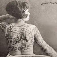 Saking klasiknya foto-foto orang bertato ini, kamu akan merasakan sensasi bagai berada di masa lalu.