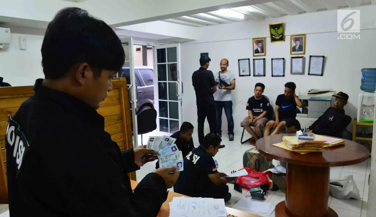 Satgas Tindak Pidana Perdagangan Orang (TPPO) Bareskrim Polri menggeledah kantor yang diduga menjadi tempat penampungan orang untuk dikirim ke luar negeri dengan modus TKI di Bekasi, Jawa Barat, Jumat (23/3). (Liputan6.com/Pool/Bareskrim Polri)