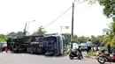 Badan kendaraan truk tersebut masih dalam evakuasi petugas yang sudah berada di lokasi kejadian, Jakarta, Jumat (15/8/14). (Liputan6.com/Panji Diksana)