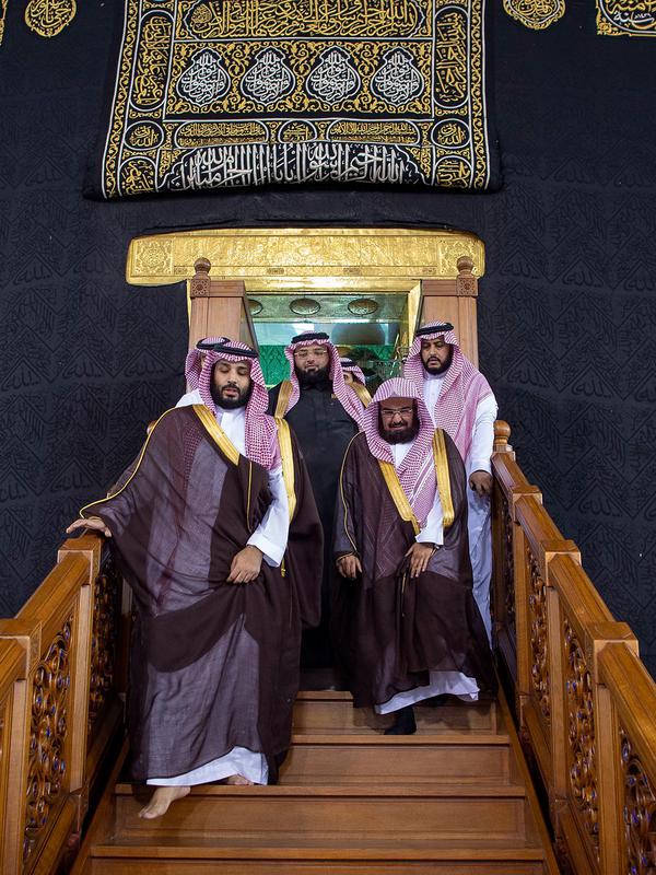 Putra Mahkota Arab Saudi Mohammed bin Salman keluar dari Kabah saat meninjau Masjidil Haram di Mekah, Arab Saudi, Selasa (12/2). Ratusan tentara diterjunkan untuk pengamanan Pangeran Mohammed. (BANDAR AL-JALOUD/SAUDI ROYAL PALACE/AFP)