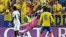 Kiper Ghana Lawrence Ati-Zigi melakukan penyelamatan selama pertandingan sepak bola babak 32 Piala Dunia antara Kolombia dan Ghana di Kansas City, Mo, Jumat (03/07/2026). (AP Photo/John Locher)