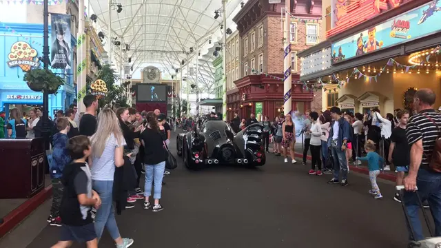 Pertemuan Kembali Batman dan Robin dengan The Justice League di Warner Bross Movie World Australia