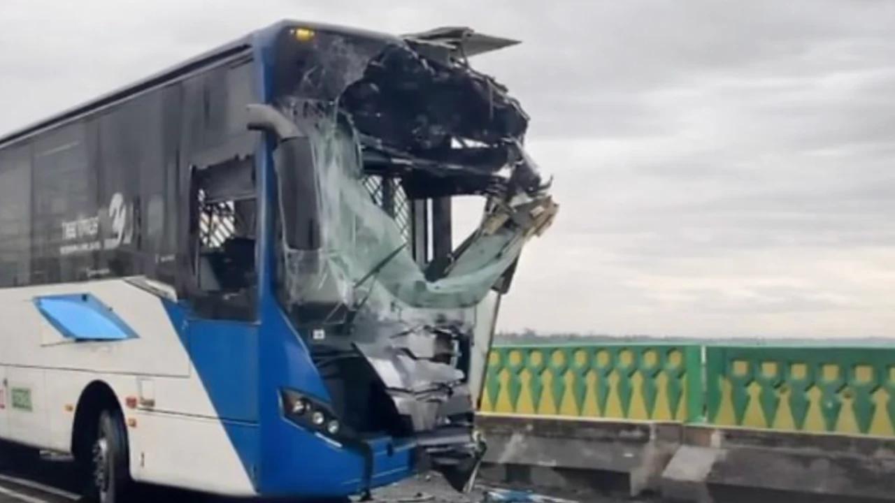 23 Penumpang Dilaporkan Alami Luka Ringan Akibat Kecelakaan Bus Transjakarta