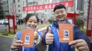 Petugas sensus berfoto di komunitas Huai'an yang terletak di Provinsi Jiangsu, China timur, pada 1 November 2020. Sekitar 7 juta petugas sensus berkunjung dari rumah ke rumah mencatat perubahan demografis di negara berpenduduk terbanyak di dunia itu. (Xinhua/Zhu Huanan)