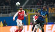 Pemain Arsenal, William Saliba (kiri), berebut bola dengan pemain Inter Milan, Marcus Thuram, dalam pertandingan fase liga Liga Champions di Giuseppe Meazza, Italia, Rabu (21/1/2026). (AP Photo/Luca Bruno)