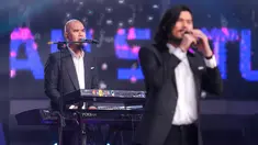 Tepat satu bulan menjelang dimulainya perhelatan akbar Piala Dunia U-17 2023 di Indonesia, Elang Mahkota Teknologi (Emtek) Group selaku official broadcsater melalui Indosiar melakukan promosi dengan menggelar konser musik bertajuk "Konser Histeria Pesta Bola Dunia 2023". Rangkaian konser telah diawali pada Selasa (10/10/2023) malam di Studio 5 Emtek City, Jakarta Barat, yang disiarkan langsung melalui Indosiardan SCTV. Musisi papan atas yang memeriahkan konser Historia Pesta Bola Dunia 2023 tadi malam meliputi Dewa 19 Ft. Virzha, Lesti Kejora, Antonio Blanco Jr, Randy Pangalila, Rey Bong, Bara Valentino, Dinda Kirana, hingga Aqeela Calista. Termasuk pada partai pembuka dan final Piala Dunia U-17 2023, akan ada total 4 konser dalam rangkaian "Konser Histeria Pesta Bola Dunia 2023". (Bola.com/Bagaskara Lazuardi)