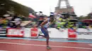 James Dasaolu atlet asal Inggris bersaing dalam lari 100m putra di taman Champs de Mars, Paris, Rabu (13/9). Selain Paris, IOC juga tetapkan tuan rumah Olimpiade untuk 2028 yaitu Los Angeles. (AP Photo/Thibault Camus)